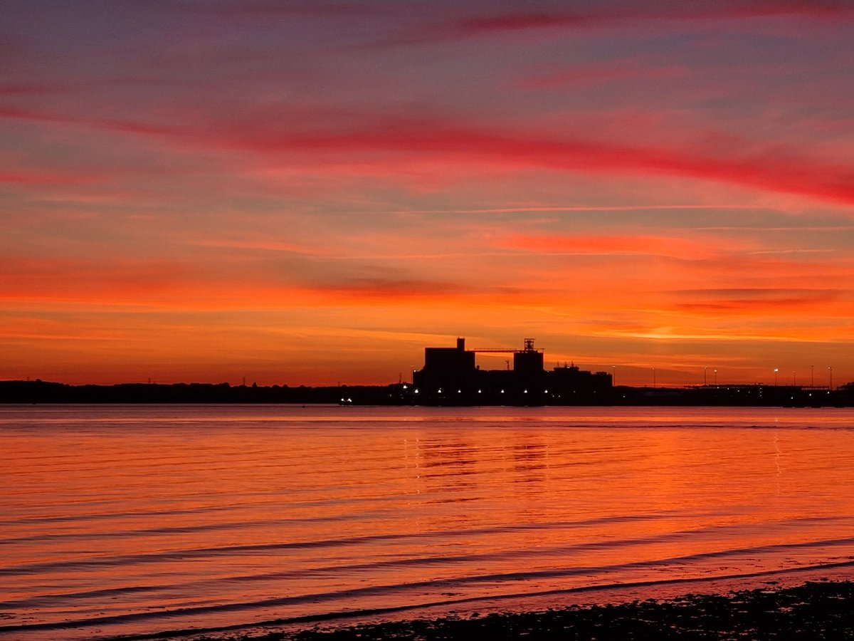 SeraRumble's tweet photo. 'Oh, I do like to be beside the seaside'... Weston Shore, you delivered this evening @WestonShore https://t.co/rHJ0AYT5Tr