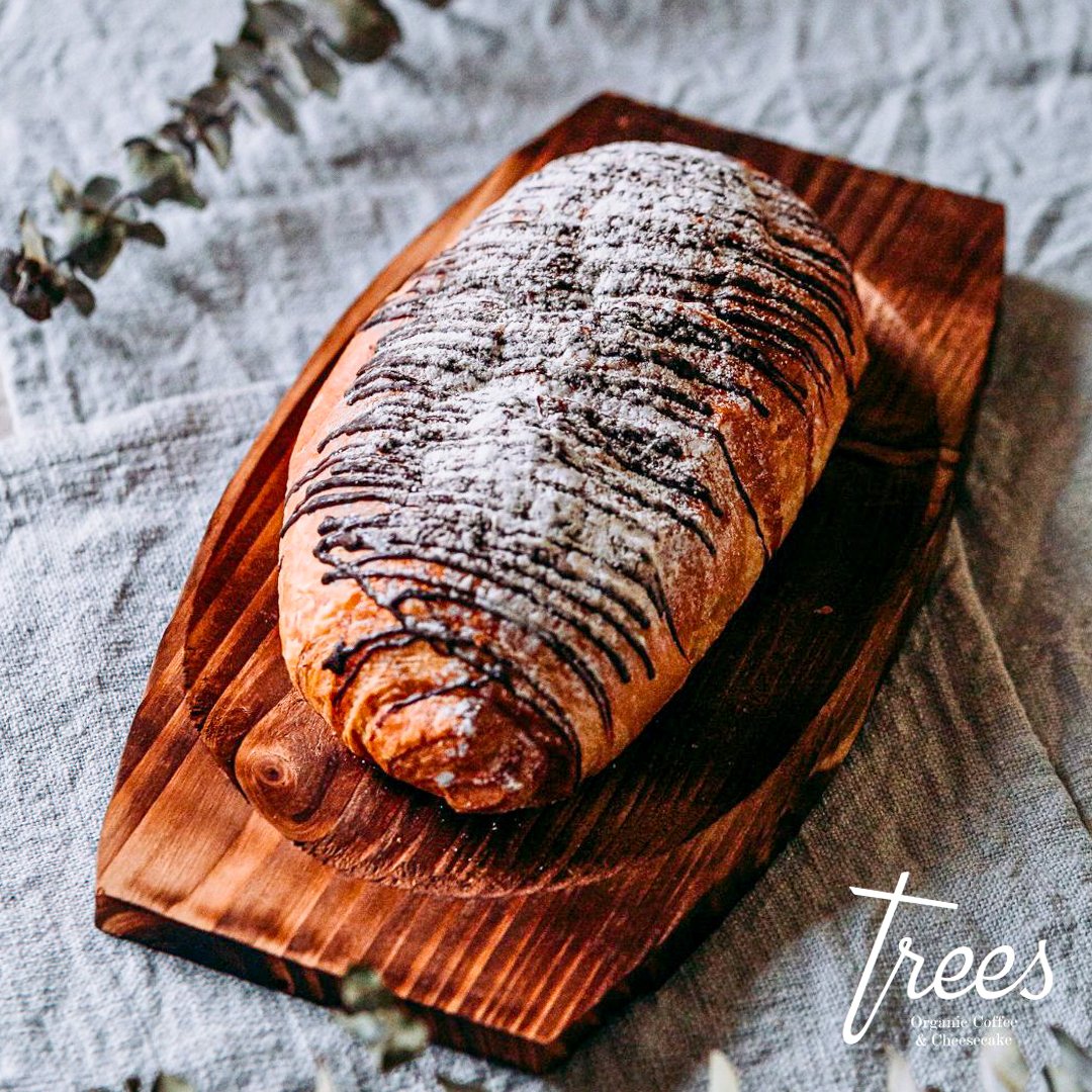Can’t decide between chocolate and almond? You don’t have to! Our chocolate croissant and almond croissant are the perfect companions for your next coffee break. 😍