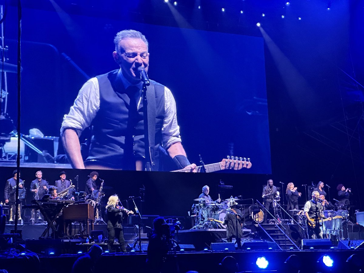 PaulApp0505's tweet photo. And more 🎉🎉🎉🎉
#SpringsteenTour24
#SHNAP
#ESNation
@springsteen ❤️❤️✨✨ https://t.co/p9Fn1LnqpE