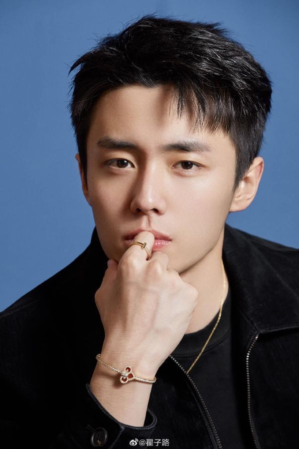 YangZey_'s tweet photo. #ZhaiZiLu için öncelikle eskilerden #MyCalorieBoy dizisini sonra #BeYourself dizisini ve son olarak da #WeGoFastonTrust dizisini önereceğim 🤭 Ayrıca şuan güncel olan #WindDirection dizisi de güzel onu da öneririm https://t.co/Y0yXPjSCzl