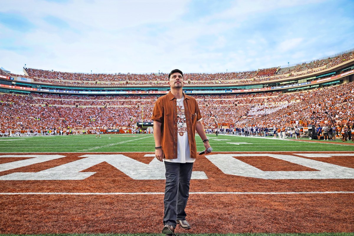 ToneRoyalMusic's tweet photo. Stadium Status 🤘🏽  #HookEm https://t.co/rnj6ZFSWA3