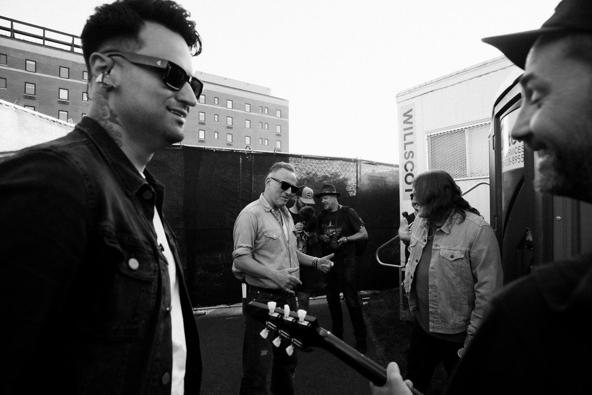 gaslightanthem's tweet photo. Jersey boys jammin’ together in Asbury Park @seahearnow!! Still feels surreal that @springsteen graced us with his presence during our set yesterday. He’s been such a great mentor &amp; inspiration to us all, and we’ll NEVER forget these nights with The Boss! ❤️❤️❤️

📸 @kelseyayres https://t.co/buUqFKS36O