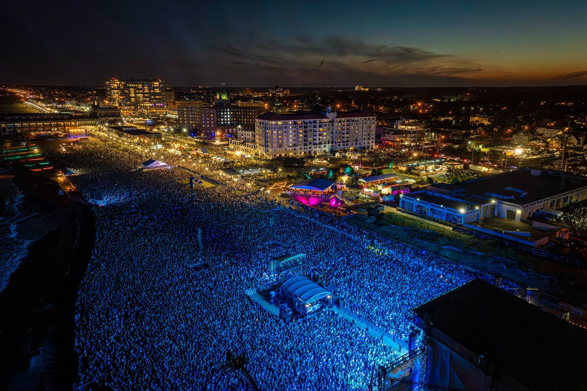 WUTangKids's tweet image. Remember when Trump said he had a bigger crowd at Wildwood than Springsteen could pull in Jersey? 🤣

This was the crowd for Bruce Springsteen on the beach at Asbury Park last night