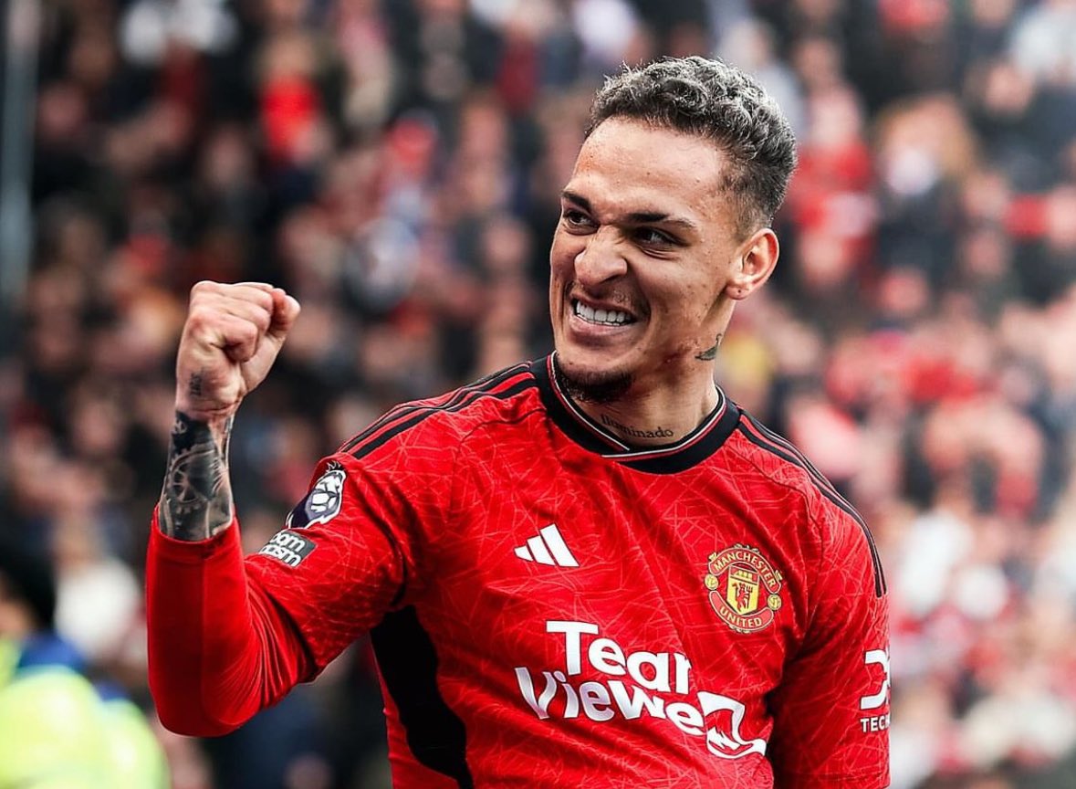 FabrizioRomano's tweet photo. 🔴🇧🇷 Ten Hag: “Antony is fighting, fighting for his position”.

“That's what we expect from every player who is in the squad at Man United, what they should do”. https://t.co/VllfK4zmWW
