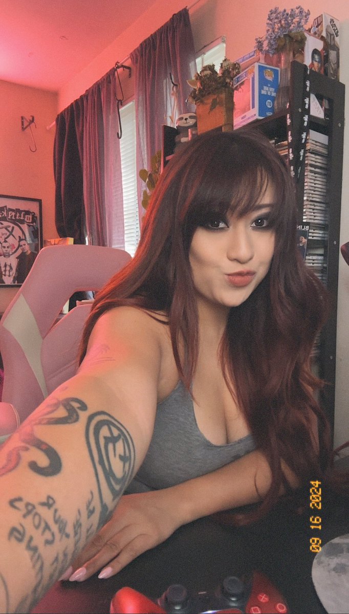 Yoshi_Cakes182's tweet photo. I curled my hair today. Thought it was cute. Might stream some Warzone later. Follow and subscribe on Twitch! https://t.co/z21phA8NXl