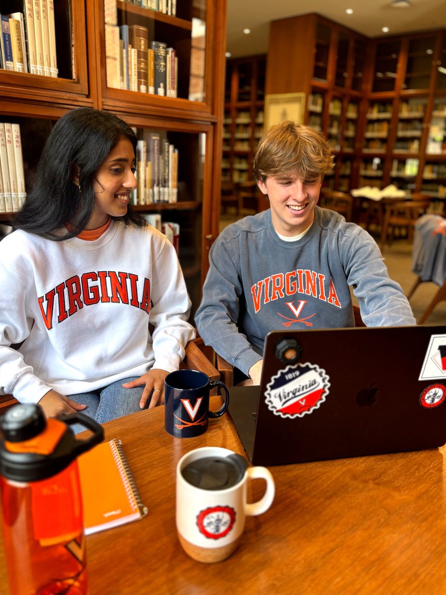 Mincers's tweet photo. We can’t scientifically prove it, but we’re pretty sure Virginia sweatshirts help you study better 🤷🏻‍♀️💡 Pick out your fave at our Stonefield or Corner location (right next to grounds!) https://t.co/hFR7pzhzEp