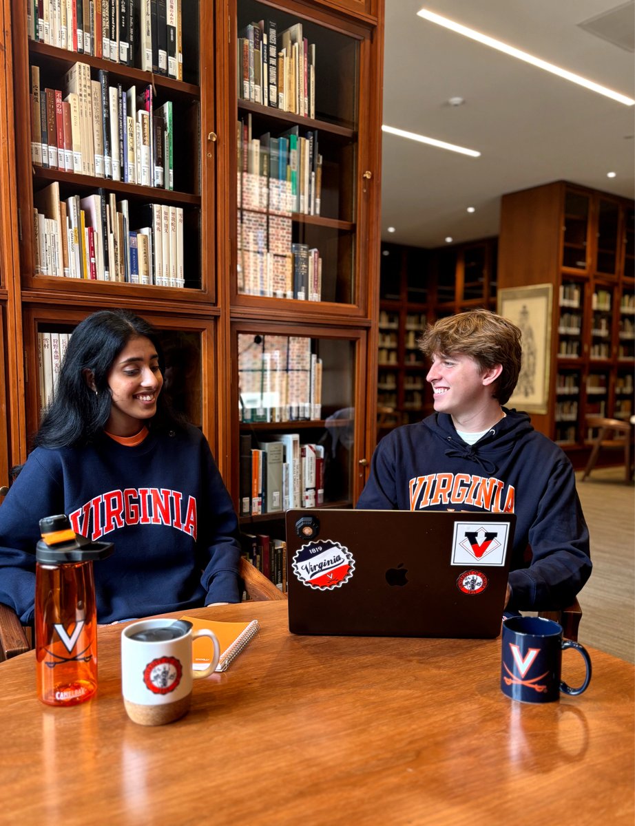 Mincers's tweet photo. We can’t scientifically prove it, but we’re pretty sure Virginia sweatshirts help you study better 🤷🏻‍♀️💡 Pick out your fave at our Stonefield or Corner location (right next to grounds!) https://t.co/hFR7pzhzEp