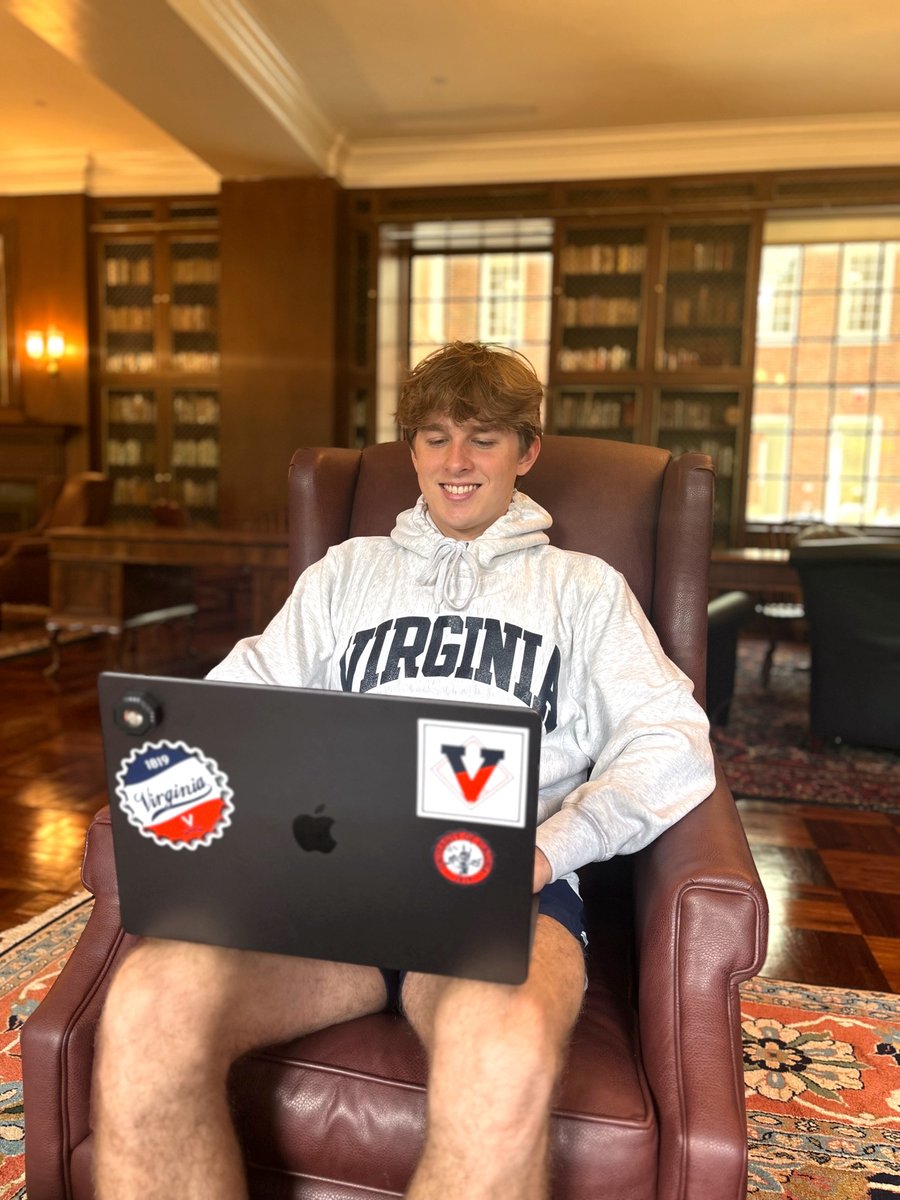 We can’t scientifically prove it, but we’re pretty sure Virginia sweatshirts help you study better 🤷🏻‍♀️💡 Pick out your fave at our Stonefield or Corner location (right next to grounds!)