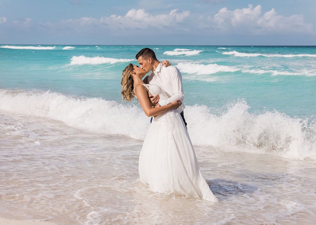 No hay mejor manera de recordar un día tan importante en sus vidas que con una sesión de fotos de "trash the dress” en #Cancún, con el mar turquesa de fondo.

¡Viva el amor! ❤️ 🌊

IG: diptychstudio

#CaribeMexicano #TheSignatureParadise