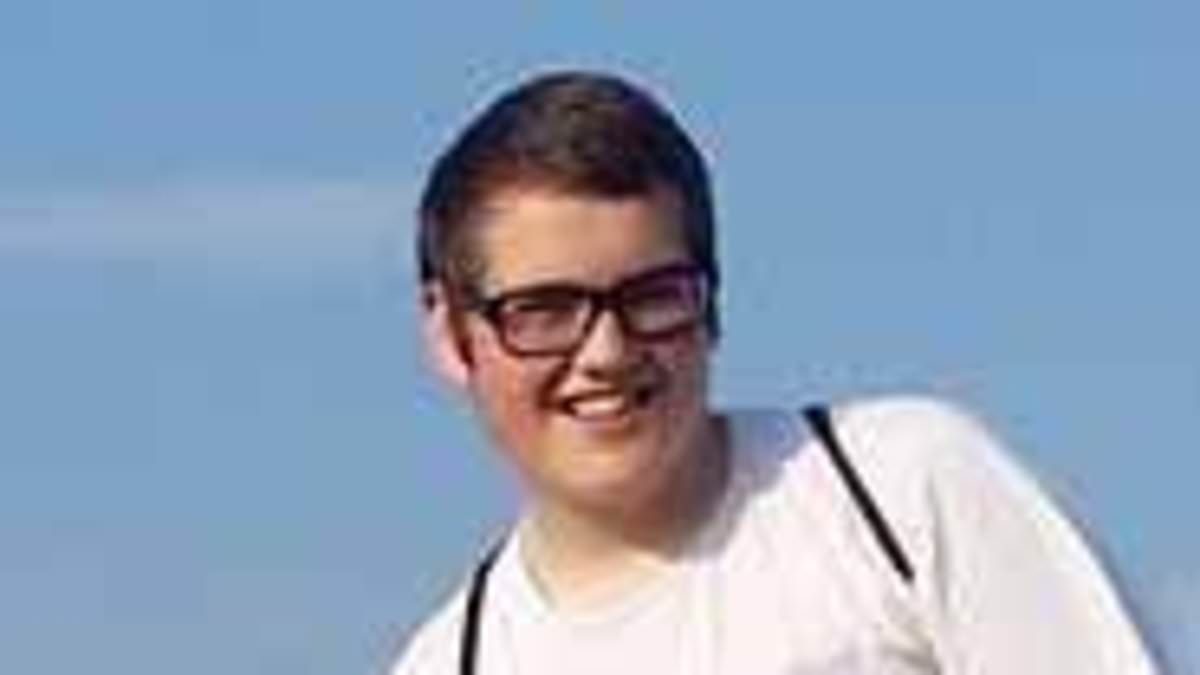 DailyMailUK's tweet photo. Huw Edwards' paedo pal: How pervert fixer was paid hundreds of pounds by disgraced BBC star to send 'evil' child abuse images - before spending his cash to 'support him at university' https://t.co/pQndjCYTpg https://t.co/p57orIrI3M