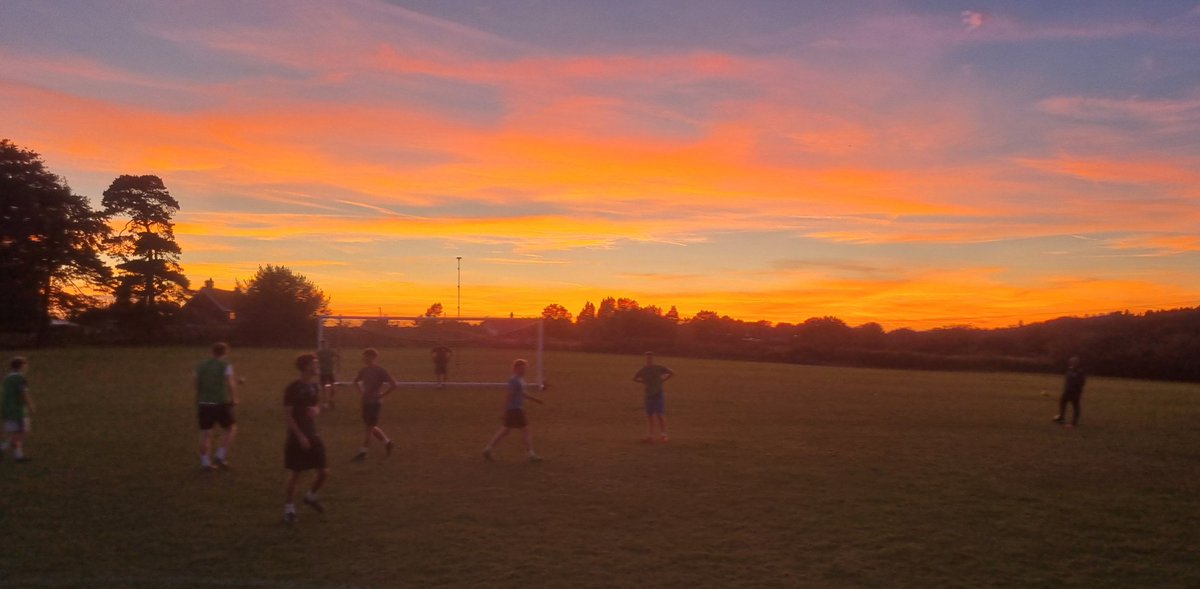 LittleCommonU18's tweet photo. Incredible skies at training tonight ahead of fixtures this weekend as we host @PT_FC and our partners SC Pass &amp; Move, are in league cup action at Netherfield for the visit of Southwick. https://t.co/gnLgiecb6N
