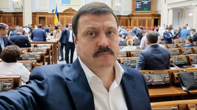 Andriy Derkatch, ancien député sulfureux de la Verkhovna Rada, réputé pour ses positions Kremlinophiles, son aide apportée à Trump pour inventer des saletés sur Biden, placé sous sanctions dès 2021-nommé membre du Sénat russe pour l'oblast d'Astrakhan. Le masque est bien tombé.