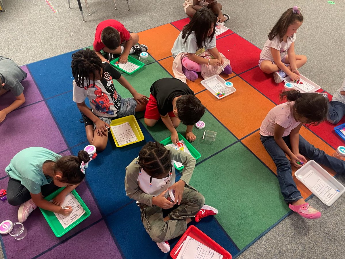 Anajimenez08A's tweet image. Kindergartens in Mrs. Monford's class had a fun time doing #CountingCollections 🧮🦫 #PISDMathChat #BurnettBeavers