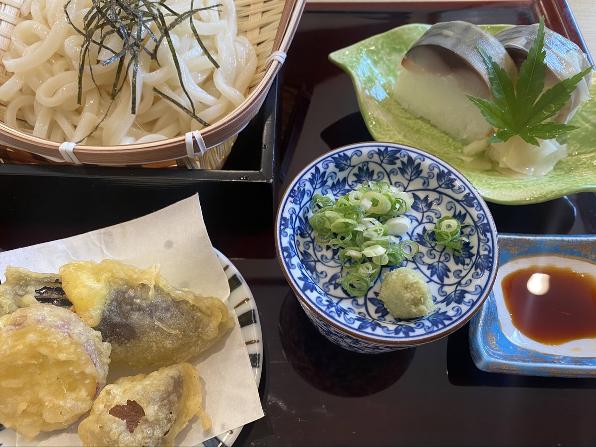 tsubakidesign_k's tweet image. 昨日は敬老の日ということで両親や弟家族と♨️に行ってきました。

帰宅後は今日の大事な写真撮影に向けて入念に打ち合わせ。
久々のサウナ効果かぐっすり眠れたので準備万端です！

#Webディレクション