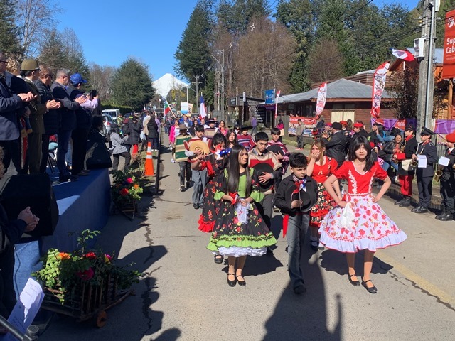 Con chilenidad y alegría se realizaron los desfiles rurales de Fiestas Patrias en Caburgua, Villa San Pedro y Palguín Bajo dlvr.it/TDK0ZG