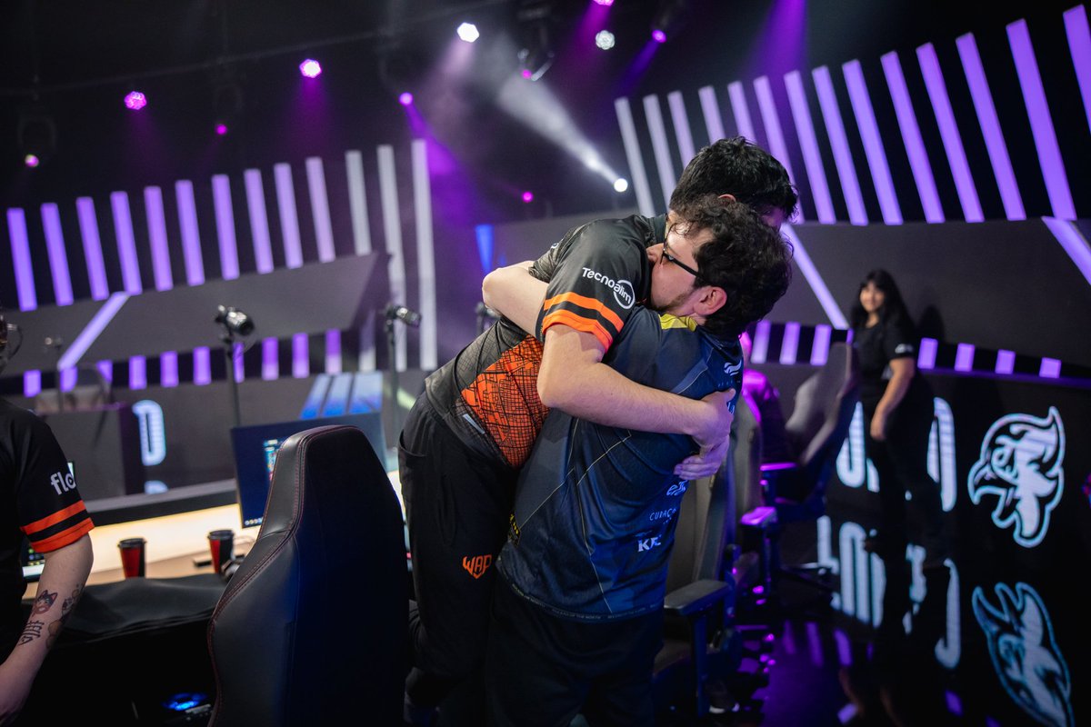 Lol de barrio 🤓 aseguramos el pase a la siguiente fase de #AmericasChallengers ganándole a NA.

Nos queda el último game de esta fase 🫡
