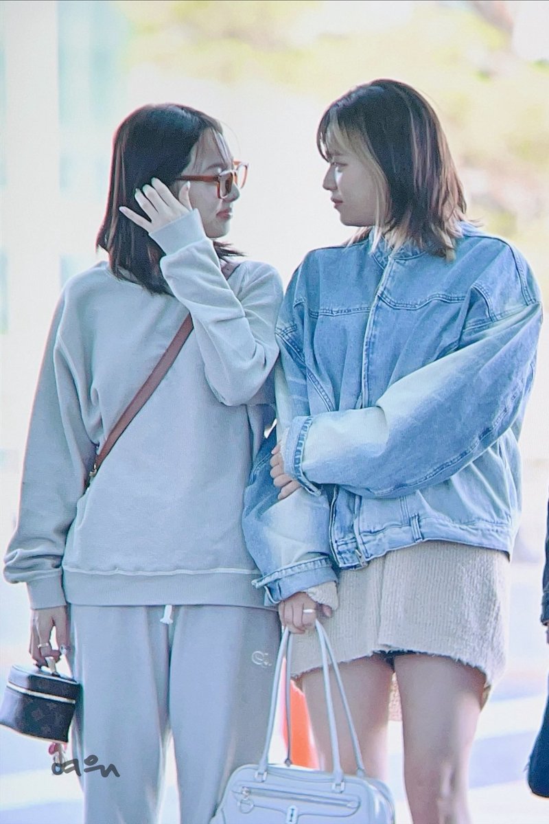 najeongm_'s tweet image. Nayeon looking at Jeongyeon as if she was in love with her; a thread-

#NAYEON #JEONGYEON #2YEON