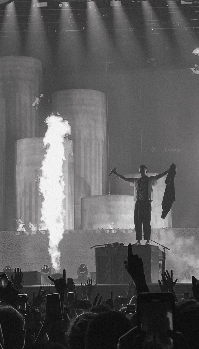 OdeToSoup_'s tweet photo. clancy phoenix/vegas grayscale - a thread (3) 📸
#clancyvegas #clancyphx #clancyphoenix #clancyworldtour #twentyonepilots #cliqueart @tylerrjoseph @joshuadun @twentyonepilots https://t.co/l903SUYjrn