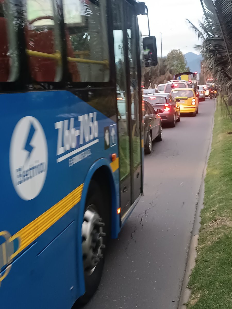 ozkr_rod's tweet photo. @transmisitp @TransMilenio @SectorMovilidad Que pasa con esta gente que no se le da la puta gana de parar ? Con gente adentro y dizque retomando servicio ? https://t.co/tZaz6q553C