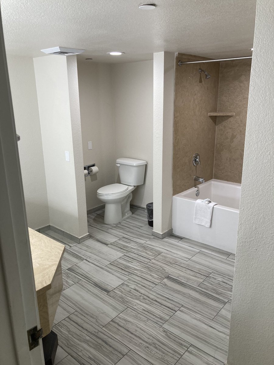 DanielOcean316's tweet image. How to unwind after a day full of dust devils &amp;amp; rocks

One night at Don Laughlin’s Riverside Resort &amp;amp; Casino 🤘🏼

#Laughlin 🤷‍♂️🤔👍🎰