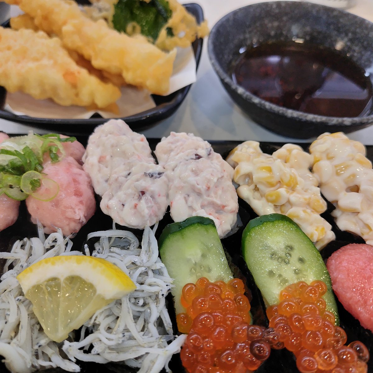 hidemaro_ymda's tweet photo. かっぱで昼飯
軍艦＋天ぷらにしました🚢🍤 https://t.co/rGRxnfgGrf