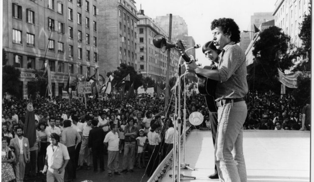 outsidersesp's tweet photo. Le humillaron, insultaron, apalearon hasta romperle los dedos, la cara, la cabeza. Le quemaron. Le cortaron la lengua. Y, finalmente, después de tres días de someterle a brutales torturas y humillaciones, le asesinaron disparándole hasta 44 tiros.

El 16 de septiembre de 1973 aparecia, cerca del cementerio Metropolitano de Santiago de Chile, el cuerpo sin vida, torturado y mutilado, del cantautor Victor Jara.

Había sido asesinado el día anterior en el Estadio Chile convertido en centro de detención, torturas y terror fascista, los militares golpistas, fascistas pinochetistas. Como el, miles de personas pasaron por las manos de estos sádicos que querían borrar su memoria, destruir su legado, reventar sus voluntades a base de golpes y brutales torturas.

Antes de morir, y mientras otros reclusos y compañeros intentaban socorrerle, curarle y esconderle de sus torturadores, consiguió escribir, sin dejar esa sonrisa, la sonrisa que nunca le abandonó y que más cabreaba al facho mientras le apaleaba, los últimos versos de su última poesia, ‘Somos cinco mil’.

Querían callarle pero le hicieron inmortal.

Ni olvidamos ni perdonamos!