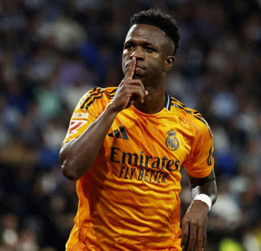 DonShelby__'s tweet photo. @elchiringuitotv El gesto de Vinicius el sábado en San Sebastián / El gesto de Iniesta en San Sebastián en la jornada 33 en temporada donde la Real Sociedad acaba descendiendo a segunda https://t.co/9txECnCOVp
