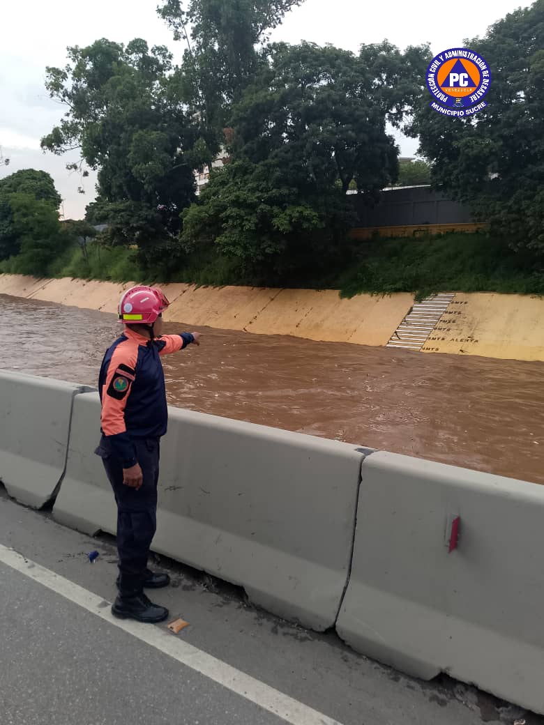 Protección Civil Municipio Sucre realiza Verificación de Limnimetros o Sistema de Alerta temprana en Petare, motivado a precipitaciones recientes.

*Trabajamos para que otros vivan*