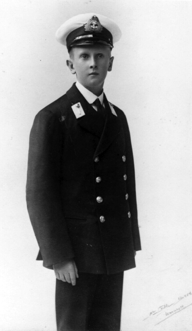 MilHistNow's tweet photo. Today in 1914, the German submarine U-9 torpedos and sinks three British cruisers in the span of 90 minutes. Unbelievably, a 15-year-old midshipman named Wenman Wykeham-Musgrave manages to be on ALL THREE vessels as they go down. 

Here's the story: https://t.co/RvgEEvLOOF https://t.co/scuH743WWC
