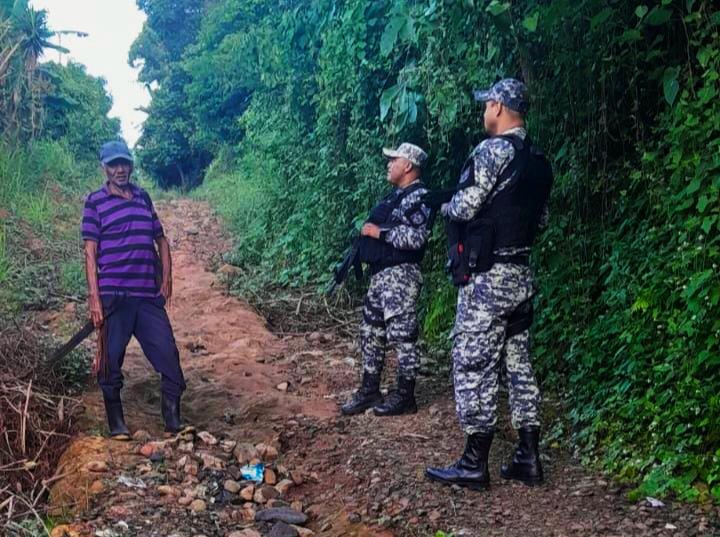 Las Fuerzas Especiales patrullan en el cantón Loma, Panchimalco, San Salvador Sur, que en el pasado fue uno de los lugares más asediados por los terroristas, pero hoy sus habitantes viven con tranquilidad. 

#GuerraContraPandillas