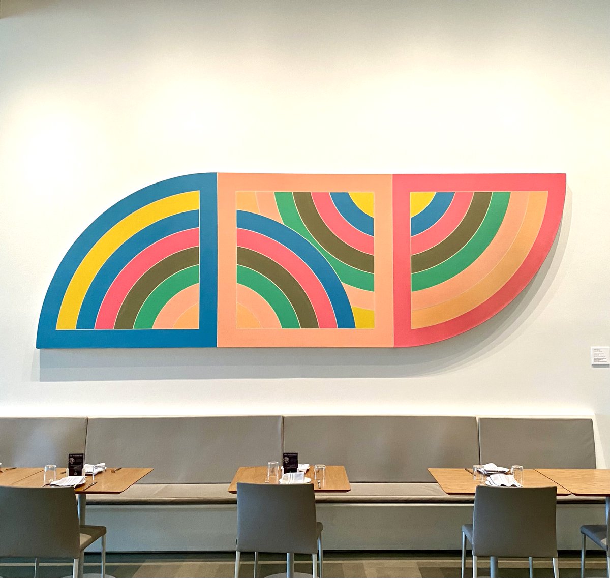 SophieMichali's tweet image. Lunch with the radiant Frank Stella 's shaped canvas "Yazd II (Khurasan Gate Stretch Variation)" from 1968 at the Norton Museum of Art, West Palm Beach.
#FrankStella #minimalism #colorfield #abstractart #art #painting #americanart