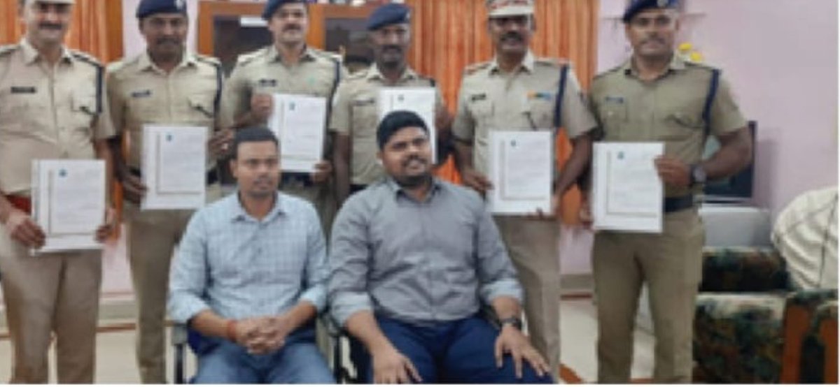 RailSamachar's tweet photo. मदुरै मंडल की #RPF टीम ने ₹150 करोड़ की 31.5 kg #Methamphetamine पकड़कर राजस्व खुफिया निदेशालय (#DRI) को सौंपा।
DRI ने प्रशस्ति पत्र दिया, मगर छोटी-छोटी चीजों पर रिवार्ड देने वाले #PCSC, #DSC और #DGRPF ने इतनी बड़ी ड्रग तस्करी पकड़ने वाली टीम को शाबाशी तक नहीं दी!
@RailMinIndia https://t.co/85DxDLVmcX