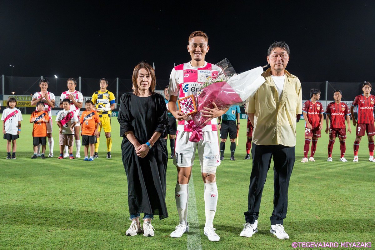 第26節八戸戦でjリーグ通算100試合出場を達成し、今節の琉球戦にて、セレモニーをしていただきました。
チームは4連勝で、個人としてももっともっと上を目指して日々取り組もうと改めて思いました。
引き続き熱い応援よろしくお願いします！
#テゲバ　#テゲバジャーロ宮崎
#橋本啓吾　#橋本家は巨人族