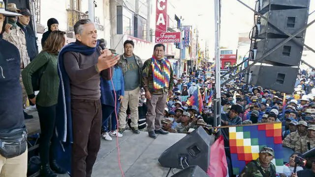 NoJodasPe's tweet photo. Desconocidos disparan al aire luego de rodear a @AntauroEtnocac  Humala en Arequipa. La intención era asustarlo, pues salió ileso del atentado. Estaba acompañado de su esposa. https://t.co/FFKlkxwAwq