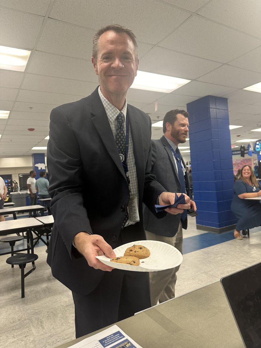 Just here with <a href="/LZ95curriculum/">Zach Gimm</a> serving our school community. Helping to fuel the counselors for a night of curriculum engagement! <a href="/LZHSBEARS/">LZHS BEARS</a>