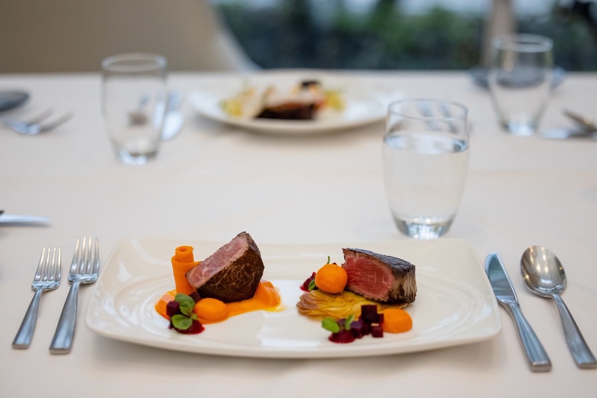 AmavidaLiving's tweet photo. Residents can enjoy a taste of luxury at any of our dining lounges. 🍴✨ Delight in delectable dishes complemented by impeccable service from our friendly waitstaff. Swipe through our photos for a glimpse at what's on the menu! https://t.co/mmeJLQuwhE