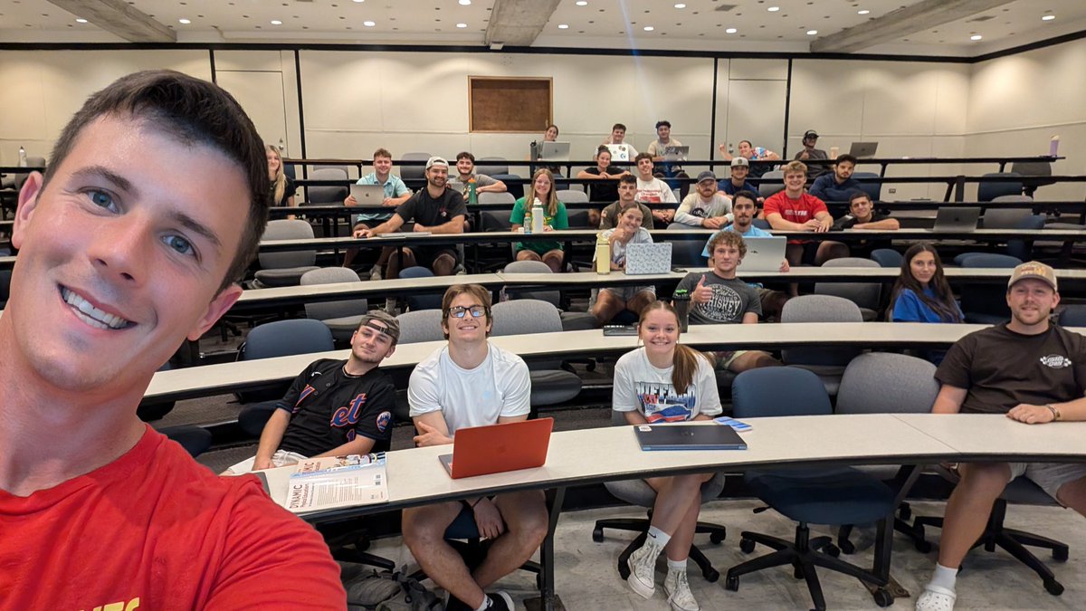 MrBiehlsPE's tweet image. Sorry in advance for flooding your news feed with future professional posts, but #PhysEd peeps and #PEGeeks, welcome this passionate group of future professionals to the best PLN out there 👊🔥 #PEP304TechInPE