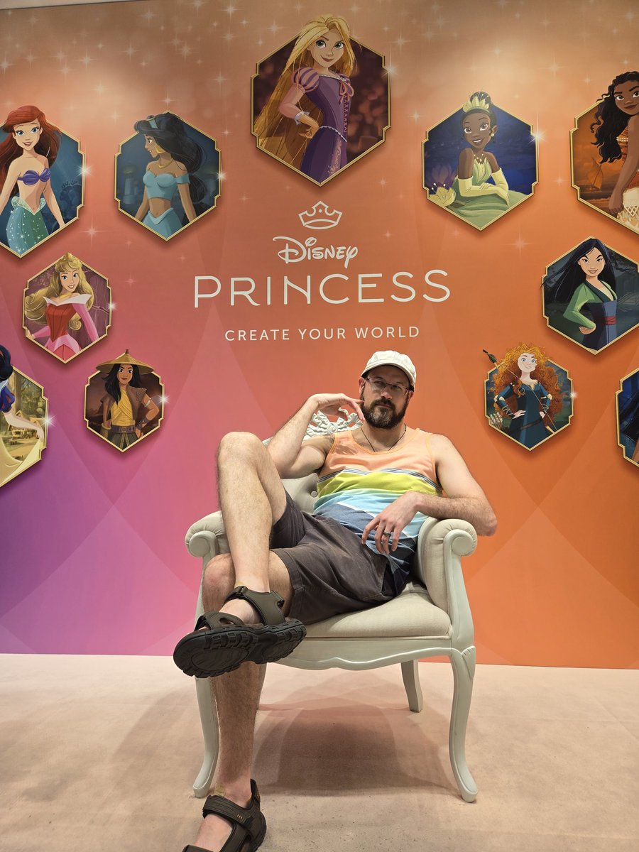 Davecko's tweet image. Went to a shiba inu cafe (they're so cuddly and defiant!), TeamLabs, Tokyo Art Museum, and finishing it all off with trying shabu shabu for the first time! &amp;lt;3