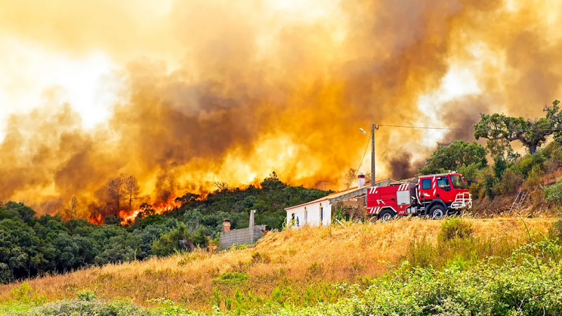 BlueZauza's tweet photo. Portugal is burning! 126 active fires , lives lost.
Please pray for us. https://t.co/IysEnc7fxe