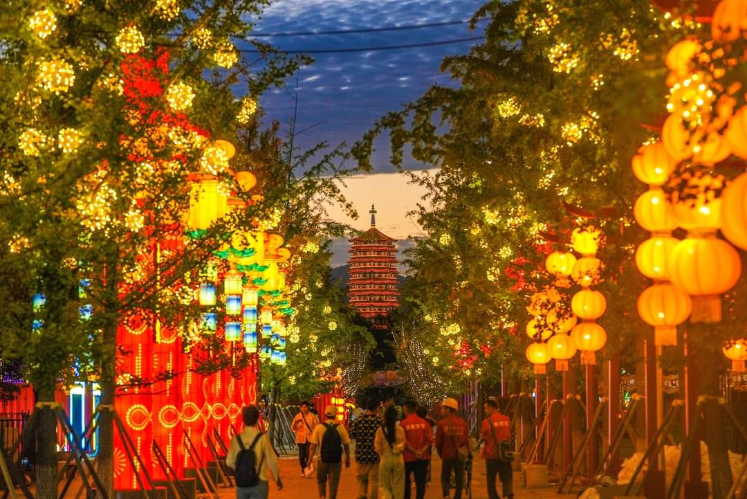 CharmofEast's tweet image. A spectacular lantern show in celebration of the upcoming Mid-Autumn #Festival and National Day holiday kicked off at the #Beijing Garden Expo Park. What a jaw-dropping event! #MoonGazing #MidAutumnFestival #CharmofEast

Imagine this: over 200 creative lantern sets and about
