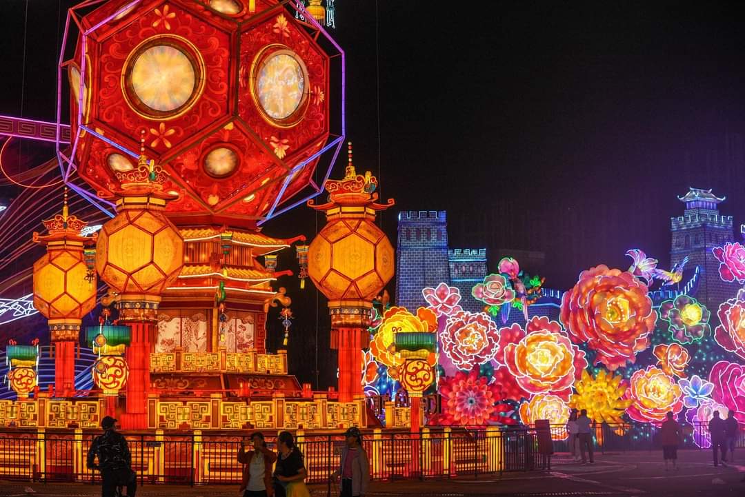 CharmofEast's tweet image. A spectacular lantern show in celebration of the upcoming Mid-Autumn #Festival and National Day holiday kicked off at the #Beijing Garden Expo Park. What a jaw-dropping event! #MoonGazing #MidAutumnFestival #CharmofEast

Imagine this: over 200 creative lantern sets and about