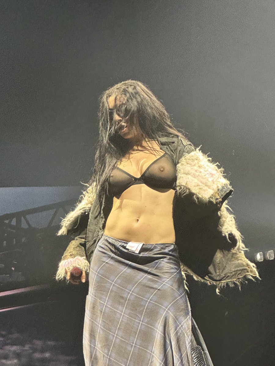 CHARLI XCX IN LAVAL/MONTREAL SWEAT TOUR. CMON NOW.