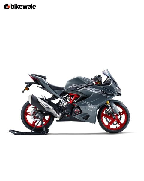 BikeWale's tweet photo. The Racing Red colour is priced at Rs 2.75 lakh. Add a quickshifter to the aforementioned colour and the price goes up to Rs 2.92 lakh.
#tvs #apacherr310 #tvsapacherr310 #bwlaunch #bikes #motocycles #bikeupdates #motorcycleupdates https://t.co/pE8HtyMEpl