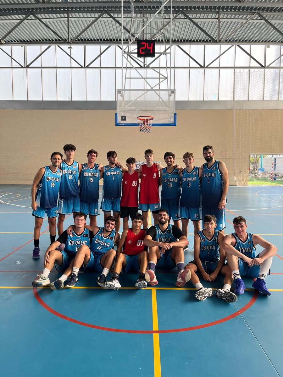 CBQalat's tweet photo. Maravillosa imagen de nuestros tres preseleccionados (Mata, Lucas y Guille) de la Selección CAD @SevillaFaB en el amistoso que disputaron ante nuestro primer equipo Senior. #goqalat💪🏻💙🏀 https://t.co/eGty6MV9D9