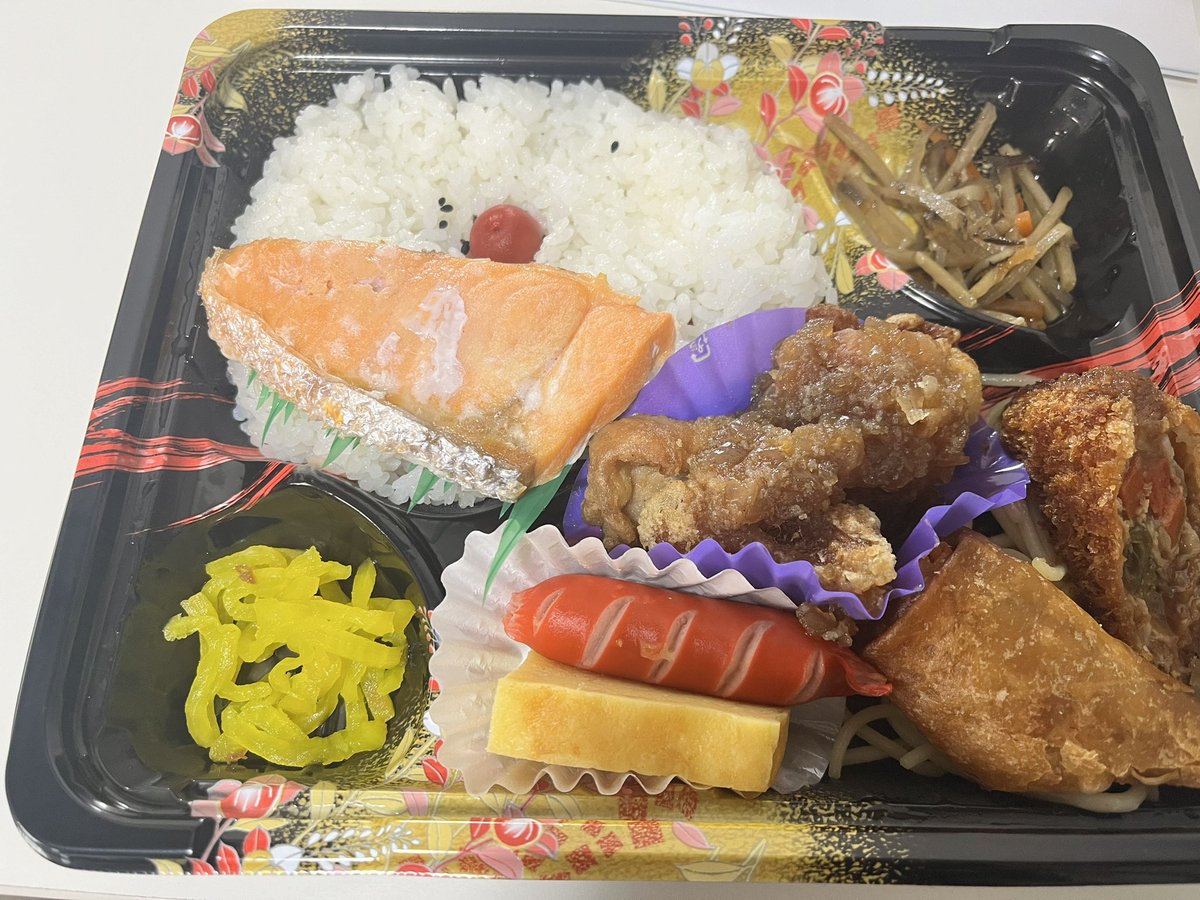 現場弁当いただきました🍱
赤いウィンナー久々に見た^_^
午後も撮影頑張ります✊ https://t.co/P92ppoWIyx
