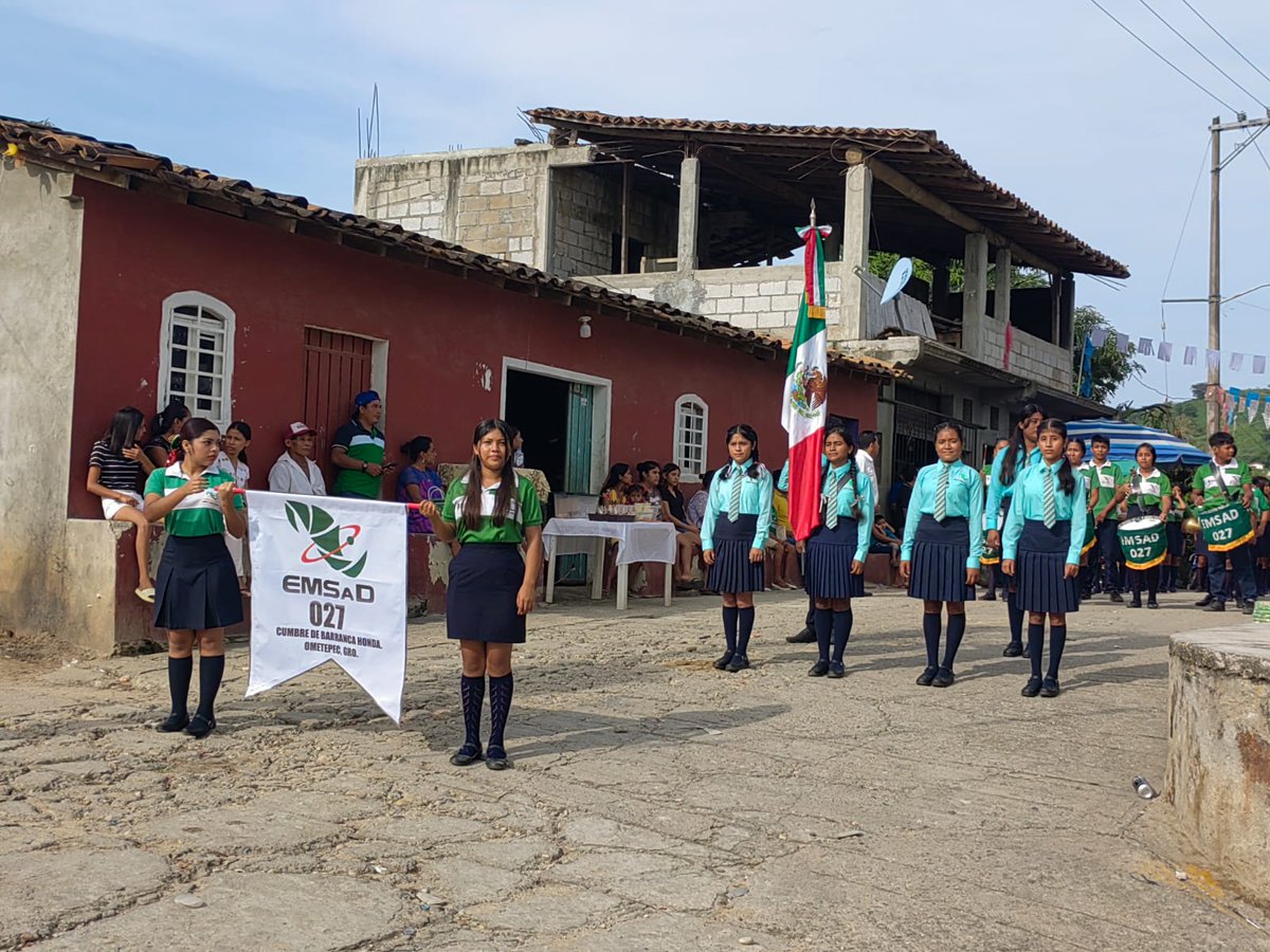 cecytegro's tweet photo. Fomentando el valor cívico y rindiendo homenaje a la patria, el Centro EMSaD 027 Cumbres de Barranca Honda, participó con la comunidad estudiantil en los desfiles y actividades correspondientes al 214° Aniversario de la Independencia de México. 🇲🇽
#cecytegro
#emsadgro https://t.co/geF6JUYhLF