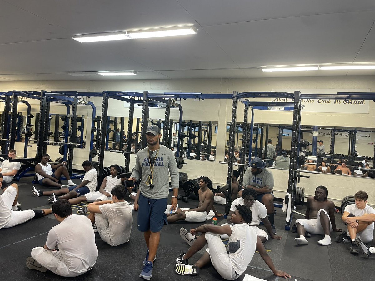 STA_Football's tweet photo. 🔹🔸🔹🔸
FOCUS FOR THE FAMILY 
🔹🔸🔹🔸

#FTF
#Brotherly_Love
#YouGoWeGo
@CoachHarriott https://t.co/7xxkXoAk9X