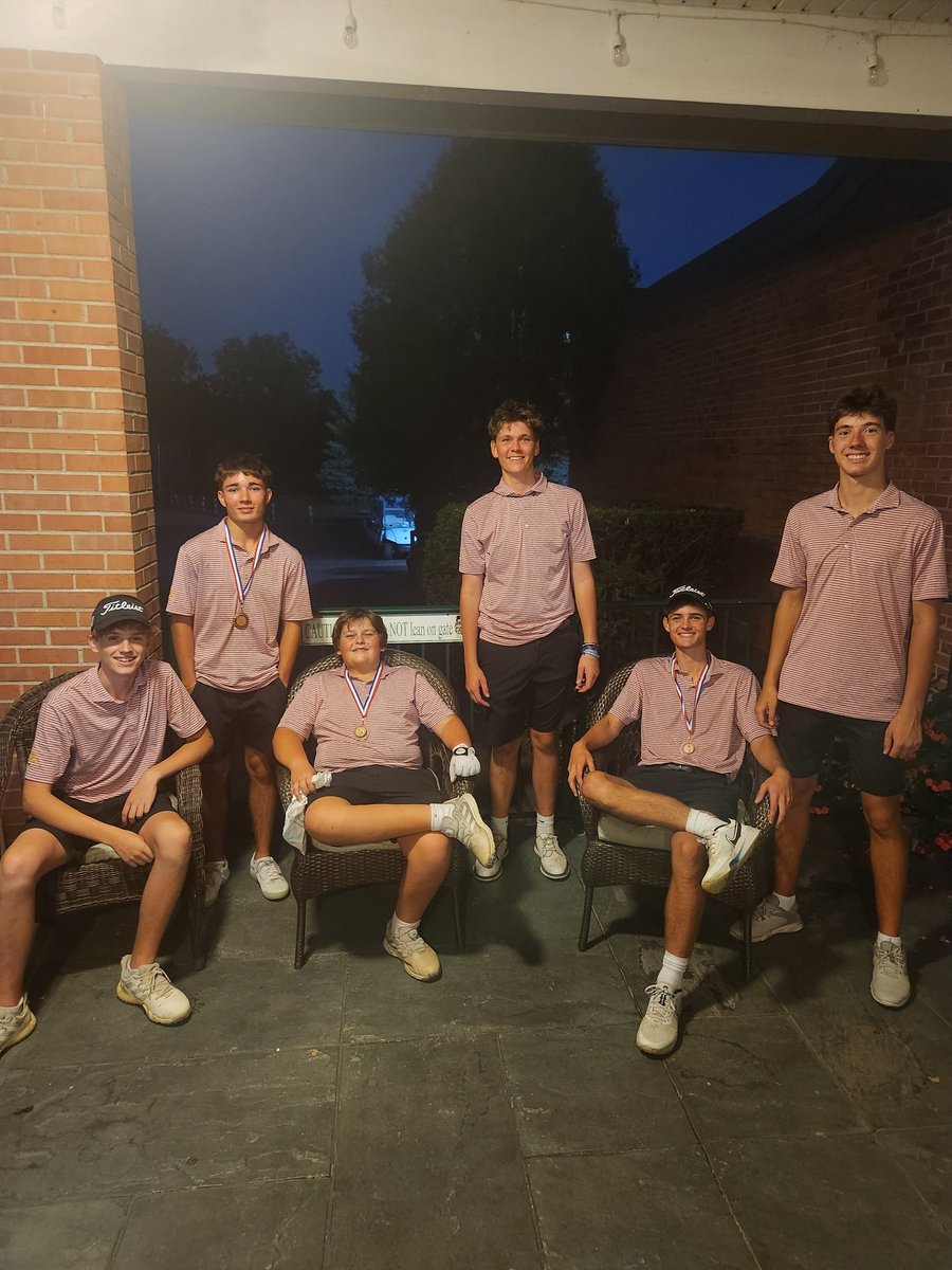 Bulldogs win the West Chicago Invite with a season low 313.
Ryan Augustine 76 (3rd) Johnny Banahan 77 (5th) Noah Marshall 79 (9th) all medaled. Mason Whitt rounded out scorers with an 81. Plaque will arrive soon.