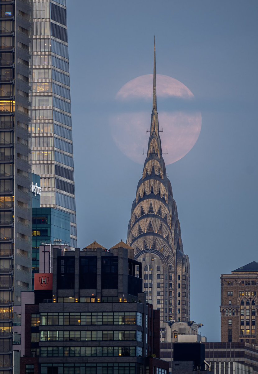 DanTVusa's tweet photo. A very pink Harvest Moon breaking through the clouds rising behind New York’s Chrysler Building. 
#NYC #Moon #HarvestMoon https://t.co/TpSHVxyE04