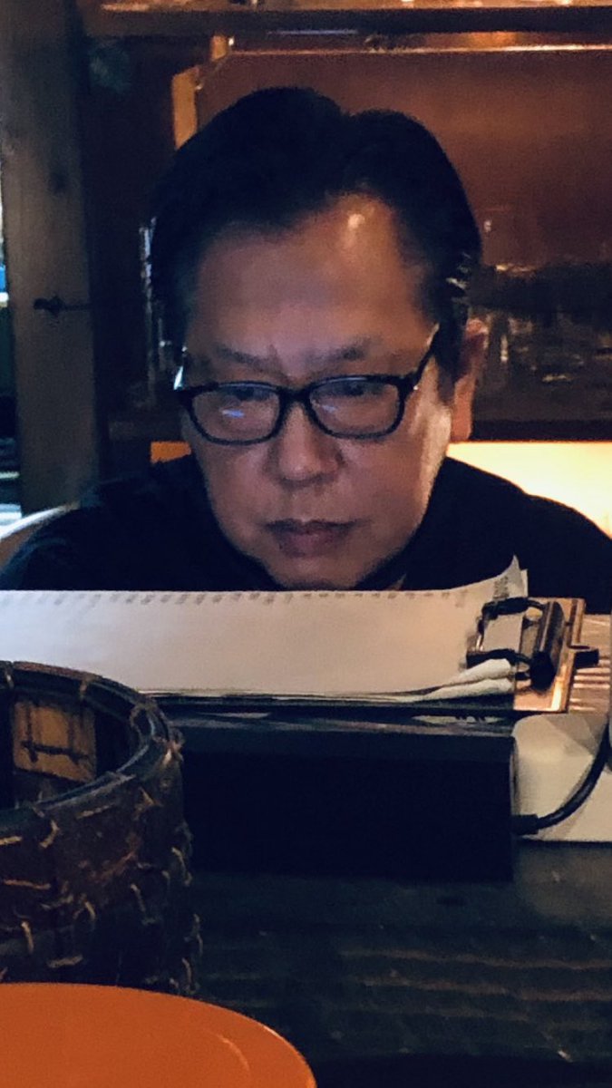 G1WzlOb8admT2Zt's tweet photo. 〈スペシャルサンクス〉

夜遅くまでお仕事をしているのに三日間毎朝ぼくに叩き起こされ、おしゃべりと稽古に付き合わされていた茨城／水戸 90EASTのマスター🤣💨

マスター、そろそろ向かいますね。

うそ。
本当にありがとうございました！！ https://t.co/1NbIkezmex